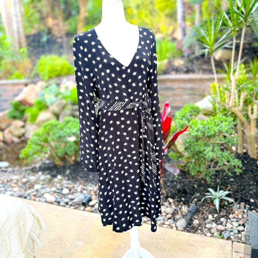 ANTHROPOLOGIE’S LILY AND LIONEL black 100% silk long bell sleeve midi sz L